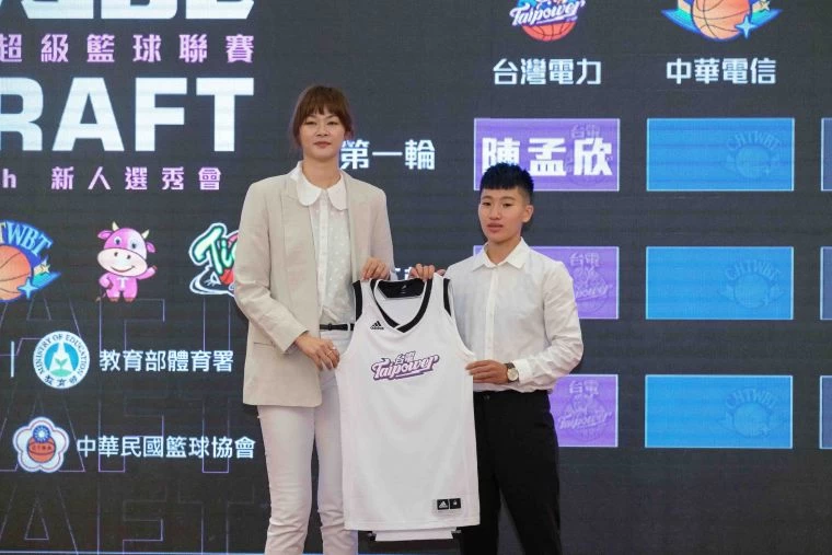 陳孟欣(右)成為選秀狀元。大會提供