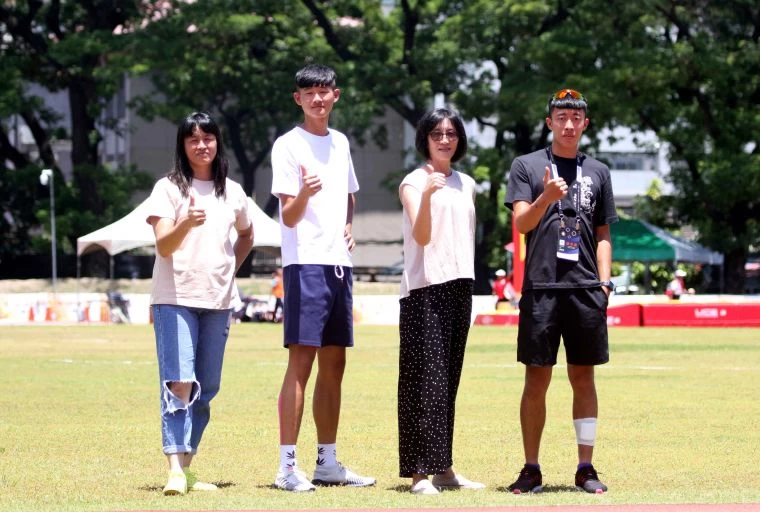 女子跳高全國紀錄保持人蘇瓊月(右二)的兒子卓家玄(右),和妹妹蘇瓊媚(左)的兒子陳威宇(左二)都練田徑。林嘉欣/攝影。
