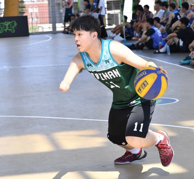 獨臂球員王宏銘享受籃球。大會提供