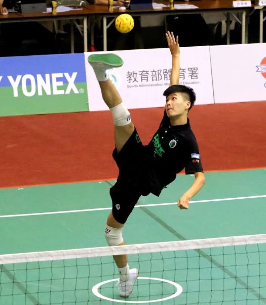嘉藥羅上祐用發球助隊取勝。大會提供