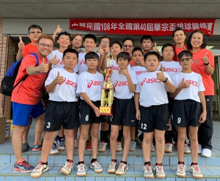 許春蓮率領中庄國小男排隊寫下隊史首次大滿貫。中庄國小/提供。