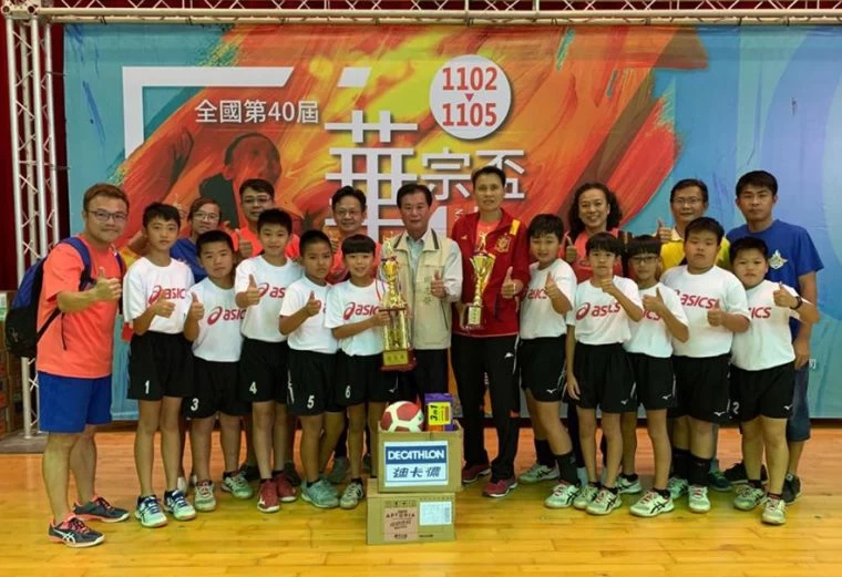 許春蓮率領中庄國小男排隊寫下隊史首次大滿貫。中庄國小/提供。