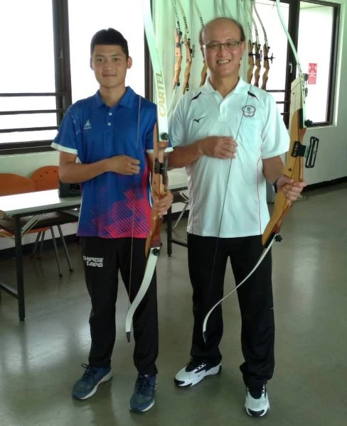 教育部次長林騰蛟(右)與湯智鈞(左)相約體驗射箭運動。體育署提供