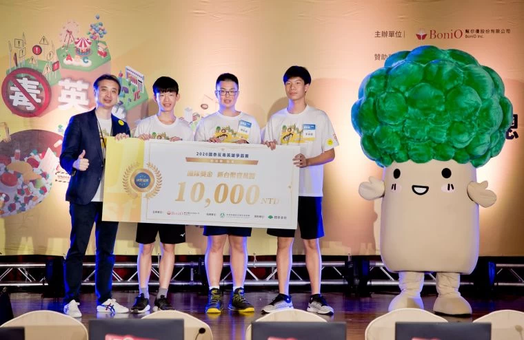 翻轉電競遊戲只能當娛樂錯誤認知,本次反毒電競大賽參加選手受到學校、家長熱情支持,8年級冠軍為高雄市右昌國中。大會提供
