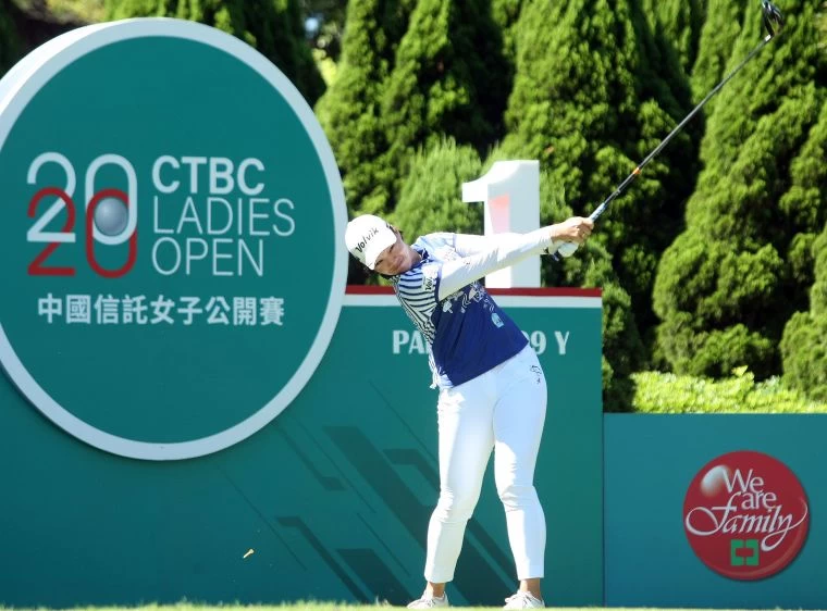 職業選手劉嬿-5,並列領先。中國信託提供