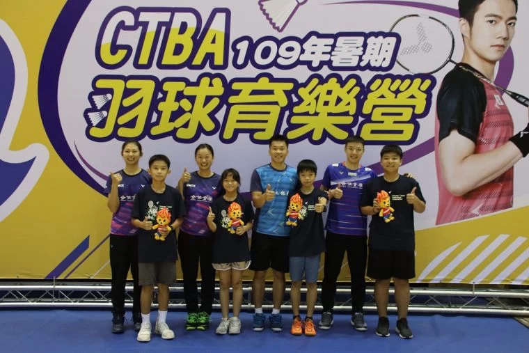 胡綾芳、許雅晴、李洋、王子維勉勵育樂營學員。羽協提供