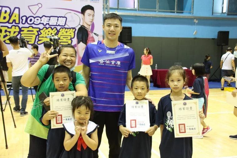 王子維率隊鼓勵小選手。羽協提供