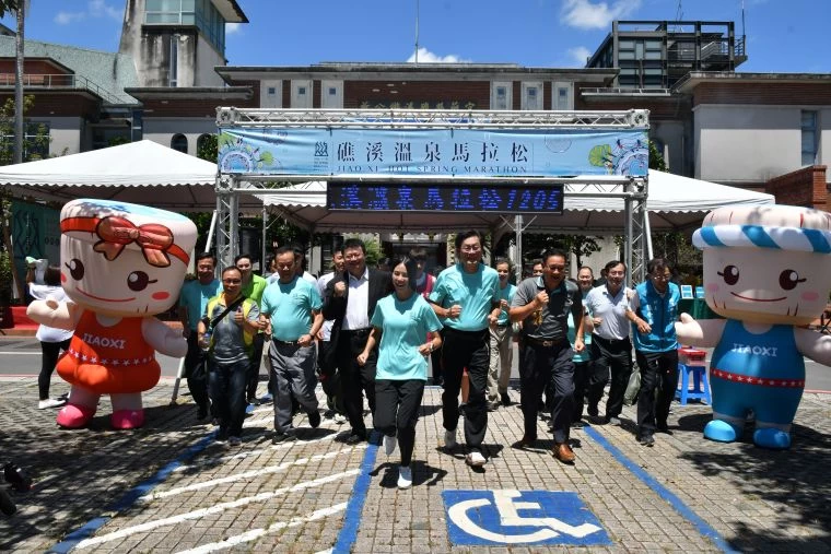 現場貴賓長官與代言人起跑。大會提供