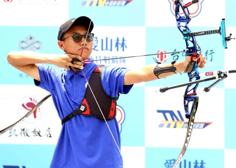 協會青年隊蔡薰毅爆冷勇奪全中運射箭賽高男組個人賽金牌。中華企業射箭聯盟／提供。
