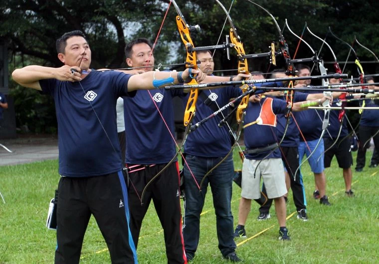 老國手們一起參加I Archery教練進擊盃射箭賽。I ARCHERY射箭弓場／提供。