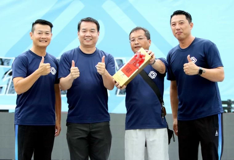 還滿準的花蓮夢幻隊勇奪團體賽冠軍寶座，接受國體大校長邱炳坤（左二）頒獎。I ARCHERY射箭弓場／提供。