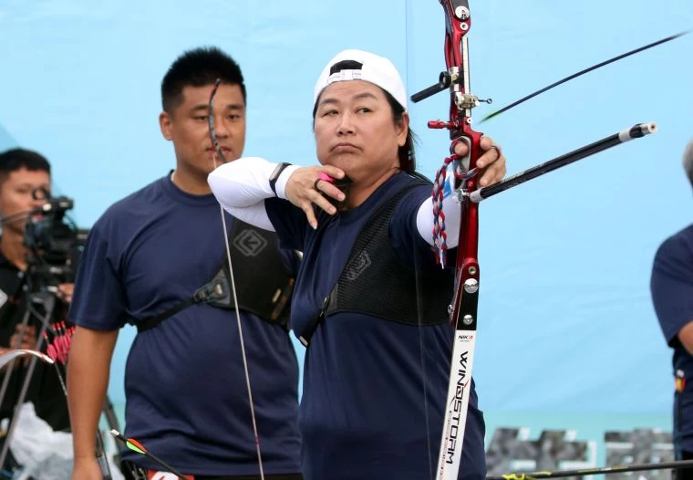 老國手周明熙（前）。I ARCHERY射箭弓場／提供。