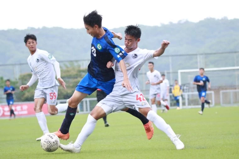 建功高中23號劉奕辰與高雄FC42號張瑋恩爭搶球權。大會提供