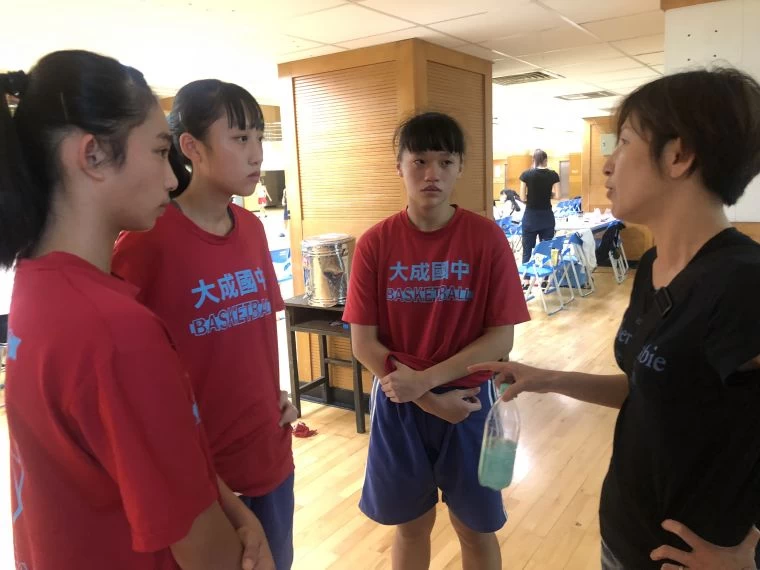 忠貞女籃教練江小梅予昔日子弟兵卓承沅(左起)、宋欣儒、林芷瑄耳提面命。大會提供