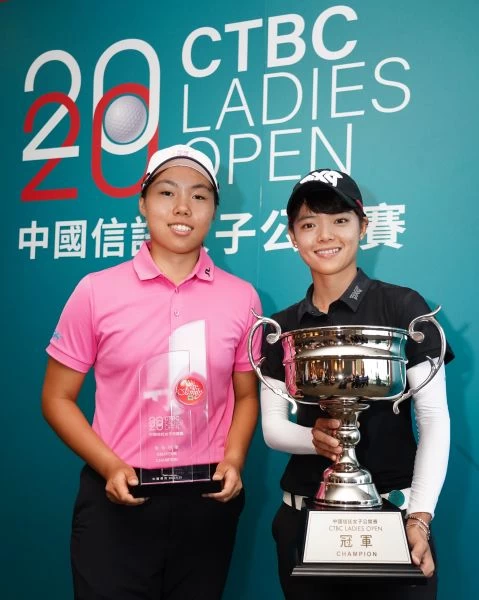謝瑀玲(右)、業餘選手安禾佑兩人並列冠軍。中國信託提供