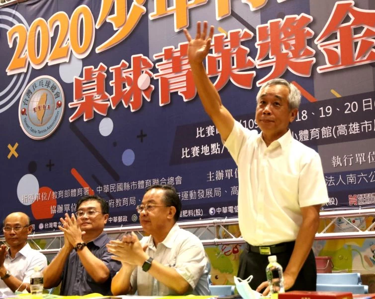高雄市政府運動發展局代理局長周明鎮(右1)、行政院體育發展委員會副召集人余政憲(右2)、台灣乒乓球總會理事長黃富源(左2)等主持2020全國少年桌球菁英賽暨青少年桌球菁英獎金賽開幕典禮。高雄市政府運動發展局 提供