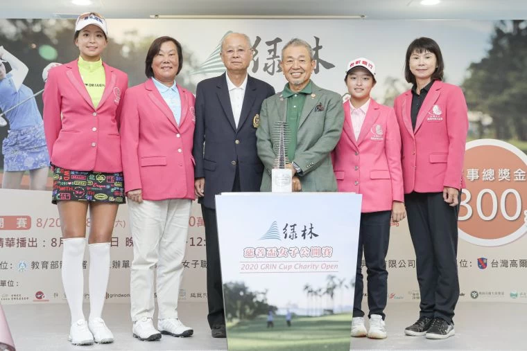貴賓與賽事代言人合影。左起選手郭艾榛、TLPGA理事長劉依貞、老淡水球場會長紀文豪、綠林董事長林果兒、選手吳佳晏、賽務總監駱淑禎。TLPGA提供/林士傑攝影