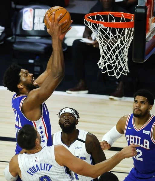 恩比德(Embiid)造成塞爾提克禁區犯規麻煩。法新社