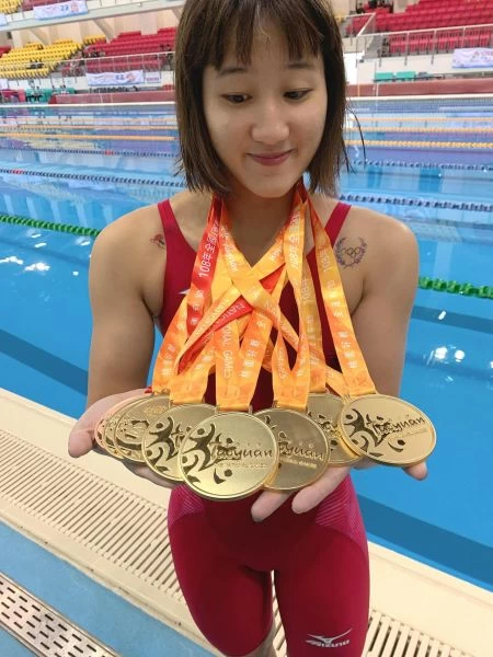 109年度高雄市體育有功人員最佳女選手徐安戰績輝煌,在108年全國運動會游泳項目橫掃7金,並在女子100公尺仰式破大會及全國紀錄。高雄市政府運動發展局提供