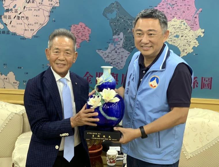 田協理事長葉政彥（左）致贈法蘭瓷給金門縣長楊鎮浯。田徑協會／提供。