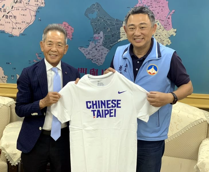 田協理事長葉政彥(左)致贈中華隊裝備給金門縣長楊鎮浯。田徑協會/提供。