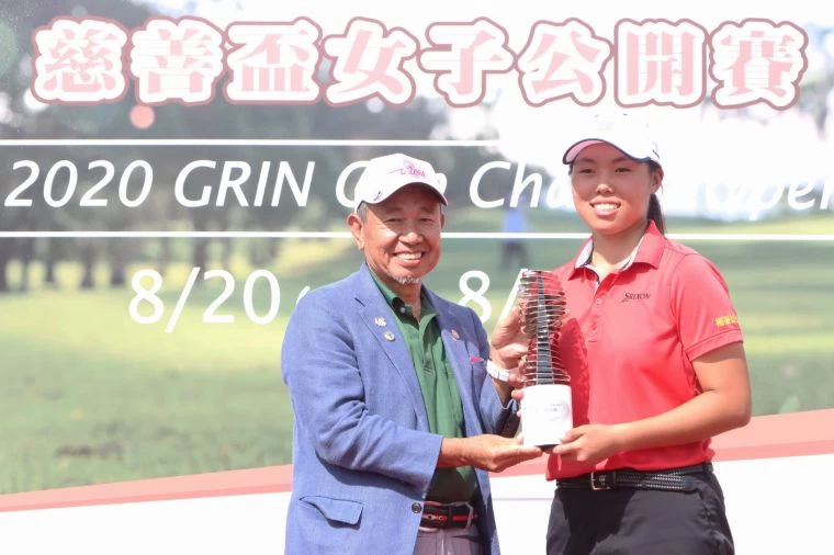 綠林興業董事長林果兒(左)頒冠軍盃給安禾佑。TLPGA提供/鍾豐榮攝影