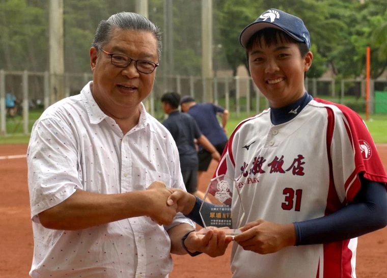 凱撒勇士陳家宜七局上擊出陽春全壘打奪下勝利，並獲領隊宋守智（左）頒贈單場ＭＰＶ。全國壘球協會提供