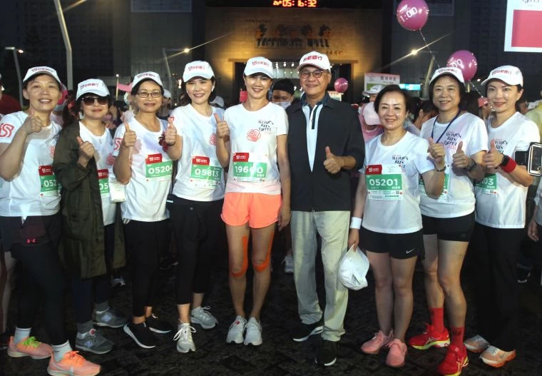 台新金控董事長夫人彭雪芬（左五）親自領跑10公里組，董事長吳東亮愛相隨。台新金／提供