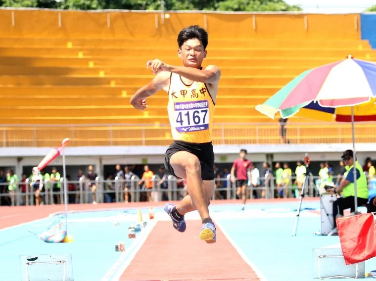 五月初轉練三級跳遠的大甲高中周政嘉,以創最佳的14.65公尺在109年台中盃全國中等學校田徑賽高男組稱王。林嘉欣/攝影。