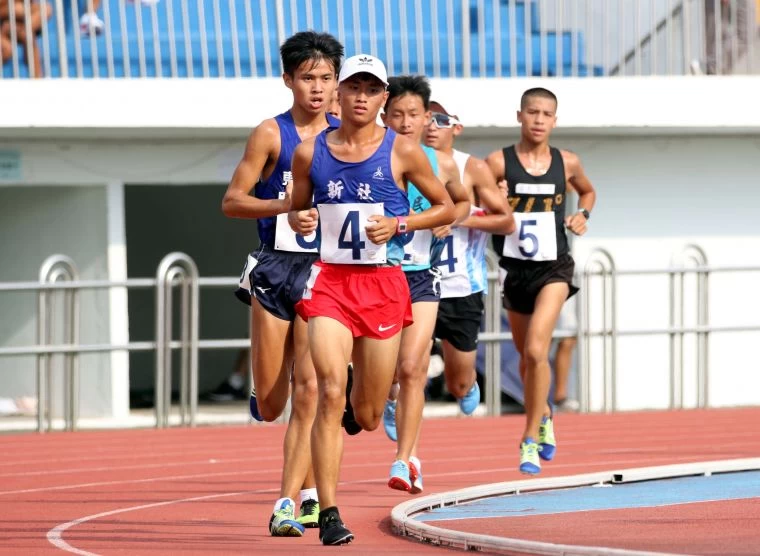 新社高中許韋柏(前)以破大會的35:21.87在台中盃全國中等學校田徑賽高男1萬公尺封王。林嘉欣/攝影。