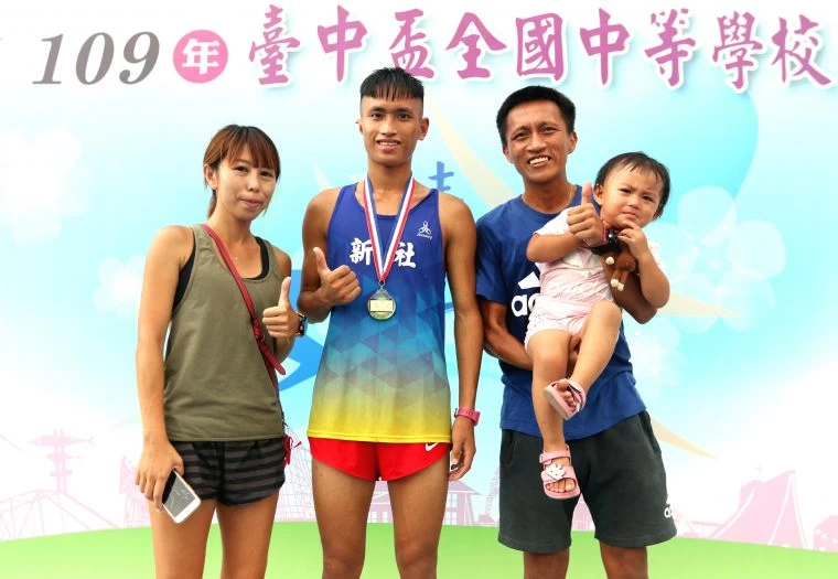 新社高中許韋柏(左二)和教練蔣介文。林嘉欣/攝影。