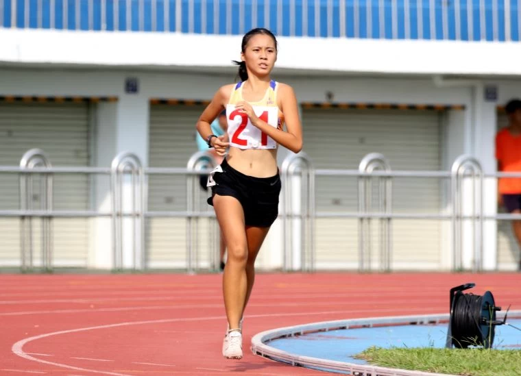 高女1萬公尺金牌高雄市楠梓高中陳學靜。林嘉欣/攝影。