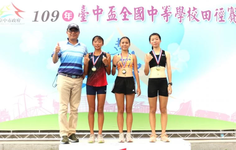 高女1萬公尺金牌高雄市楠梓高中陳學靜（右二）。林嘉欣／攝影。