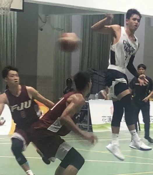 U18中華隊游艾喆切入傳球聲東擊西。大會提供
