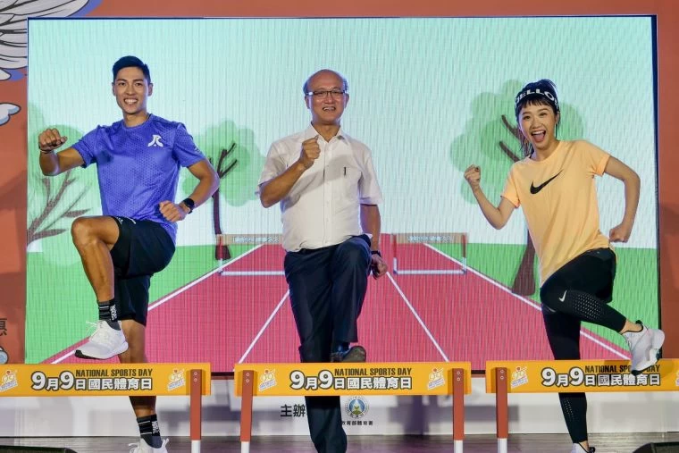 啟動儀式(左陳傑、中林騰蛟次長、右LULU)。大會提供