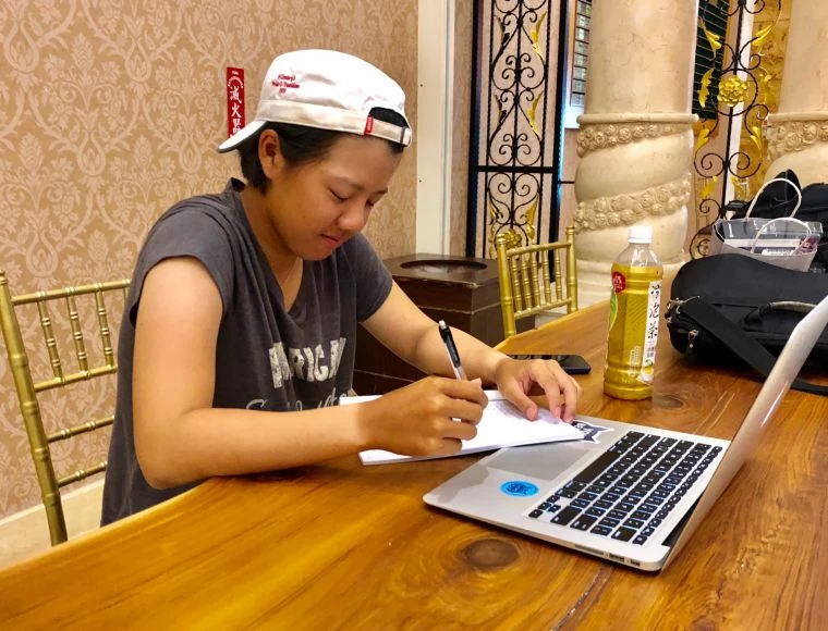 在美國就讀大學的張雅淳,利用比賽的空檔接受遠距教學。TLPGA提供/鍾豐榮攝影