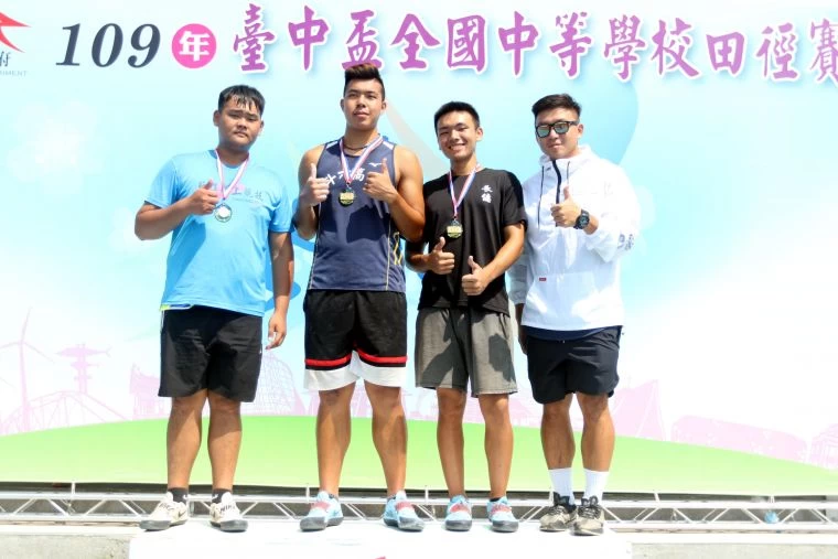 高男鐵餅決賽,斗六高中游昇評(左二)49.36破大會摘金。林嘉欣/攝影。