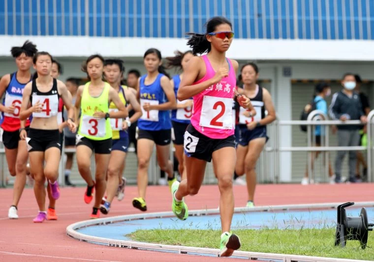 花蓮縣四維高中潘昱婷(前)第一次比全國性田徑賽,便在高女5000公尺奪金破大會。林嘉欣/攝影。