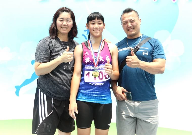 昔日舉重名將陳淑枝和江明政的女兒江靜緣勇奪臺中盃田徑賽國女鉛球金牌。林嘉欣/攝影。