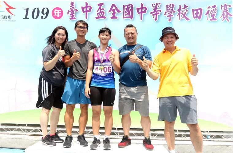 江靜緣和雙親及教練。林嘉欣/攝影。