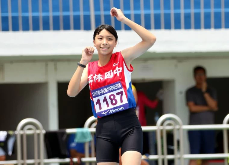 國女跳高金牌芎林國中古安妤。林嘉欣/攝影。