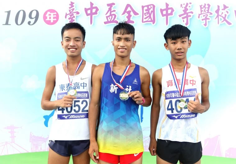 高男5000公尺前四名都破大會,圖為前三名選手。林嘉欣/攝影。