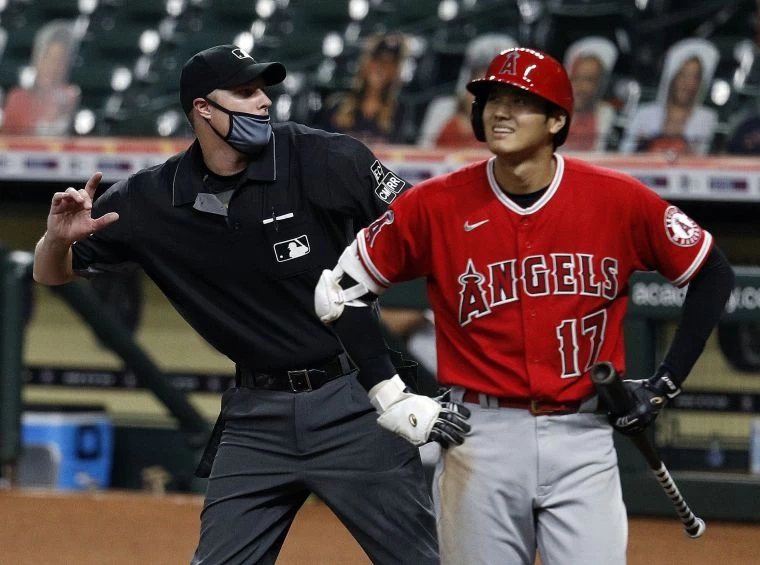 大谷翔平遭主審拉弓引發衝突。法新社