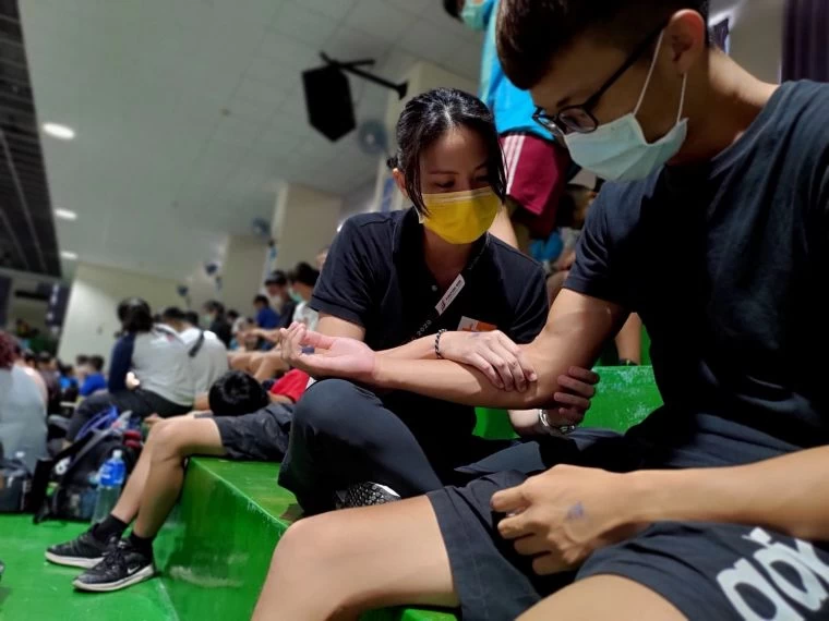 長庚運動醫學團隊照護永慶高中選手，圖左：防護師辜弈璇。長庚提供