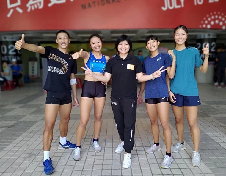 長庚運動醫學團隊照護麥寮高中田徑隊。中：防護師張予親。長庚提供
