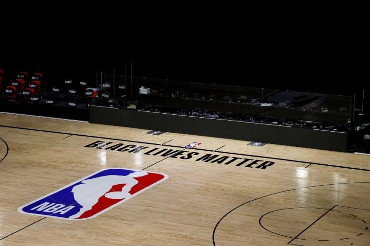 NBA球員決定繼續打季後賽,28日3場比賽延期舉行。(法新社)