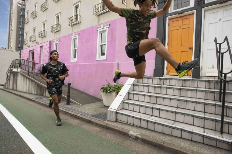 ASICS亞瑟士彈力系列跑鞋最新力作DYNABLAST,滿足喜愛輕鬆玩跑不追速的跑者。官方提供