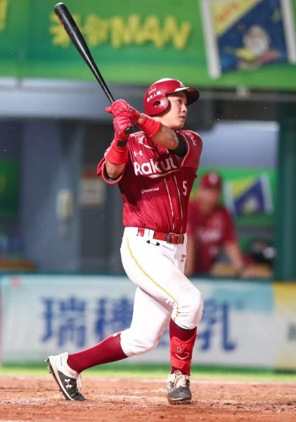 梁家榮奪下MVP。李天助攝