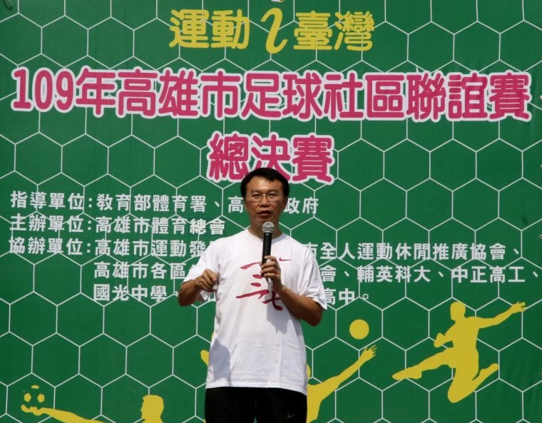 高雄市運發局長侯尊堯鼓勵愛好籃球的選手,可以延續「曼巴精神」。高雄市運發局提供