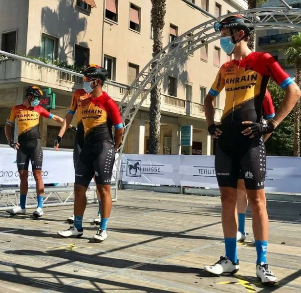 巴林麥拉倫車隊馮俊凱和隊友一同亮相都要戴上口罩。巴林麥拉倫車隊提供